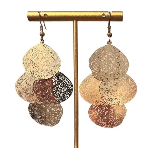 🤯5/$20🤯 Gold Tone Leafs Dangle Earrings - Picture 1 of 4